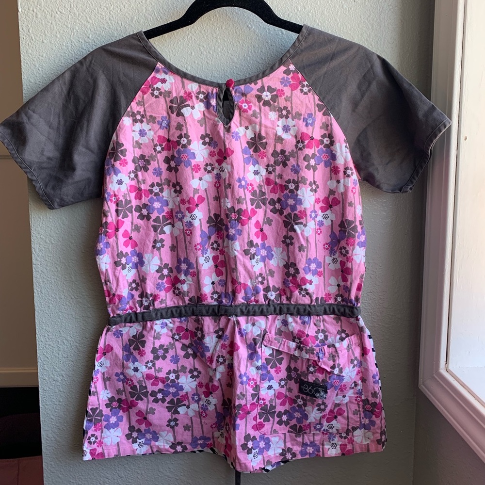 Koi reversible short sleeve scrub top sz Xs floral